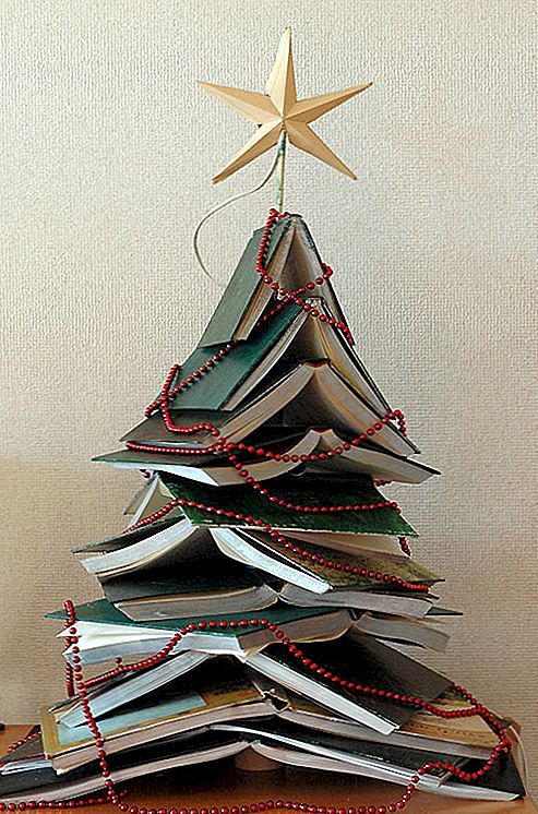 Et originalt juletre laget av bøker