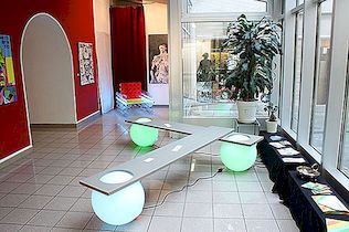 Futuristická zářící lehká koule na lavičku od Manfreda Kienhofera
