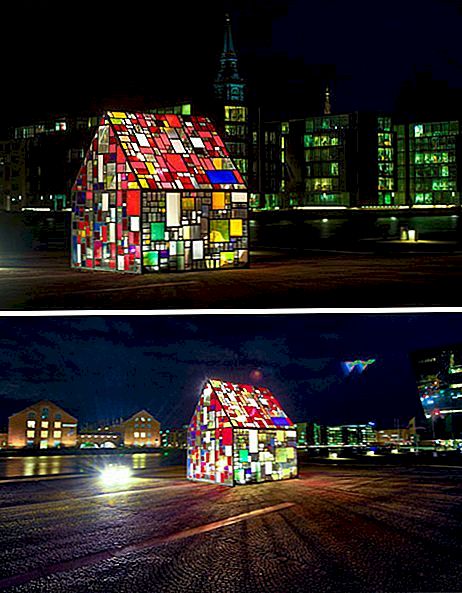 Umělecký dům z barevného skla