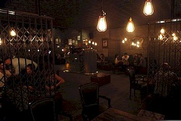 Victoria Brown Steampunk Bar dává průmyslový styl Aranžující vzhled