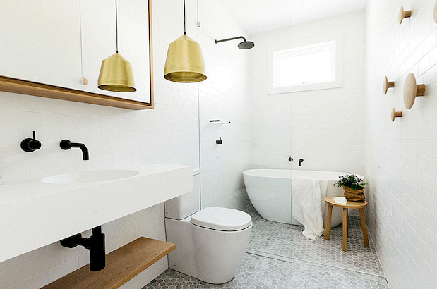 4 Warm Metal Fixture Ideje za razsvetlitev vaše kopalnice