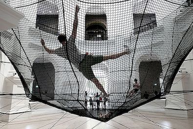 Bouncy Safety Net Installation uppmuntrar Museum Fun i Singapore