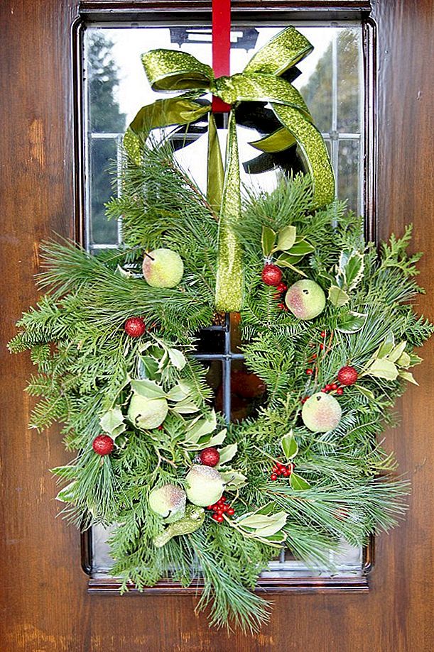 Χριστουγεννιάτικα διακοσμήσεις πόρτας ξεκινούν τις χειμερινές γιορτές νωρίς