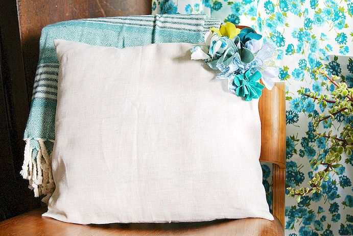 DIY Embellished Fabric cvjetni jastuk