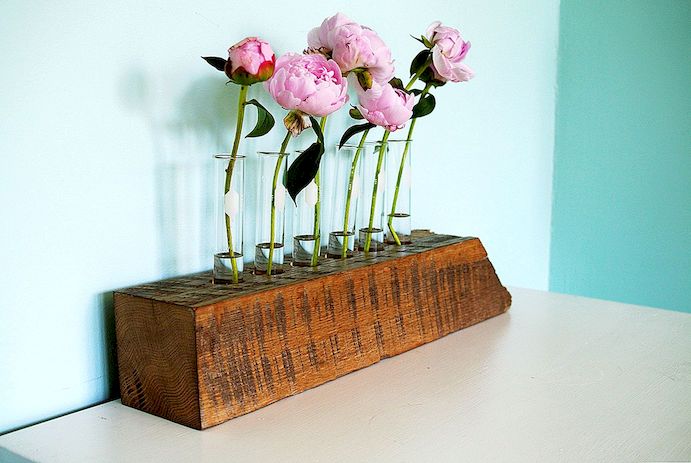 DIY reageerbuis bloemenvaas met teruggewonnen houten basis