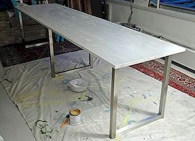 Eenvoudig doe-het-zelf-bureau met Ikea-tafelbladen en -benen