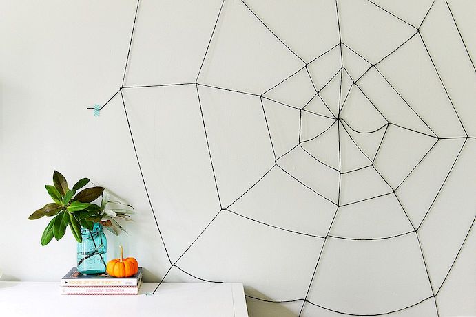 Jednostavno DIY Halloween Yarn Spider Web