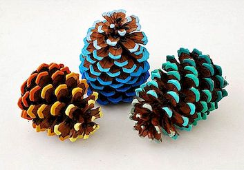 Svētku Pine Cone Crafts ir ideāls brīvdienu sezonai