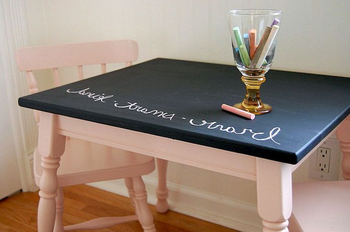 Hoe je schoolbordverf gebruikt om een ​​tafel eruit te laten springen