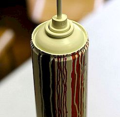 Vytvořte si vlastní originální závěsné lampy pomocí recyklovaných sprejových plechovek