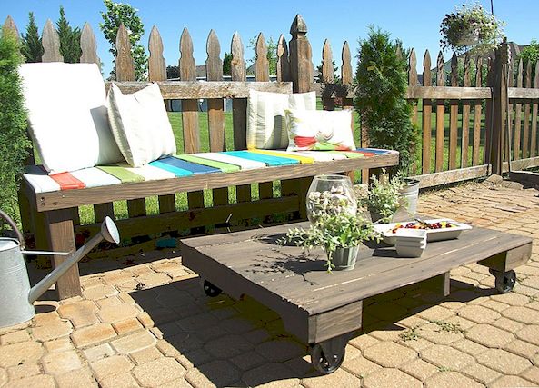 Maximalizujte svůj venkovní prostor pomocí paletového stolu na kolečkách