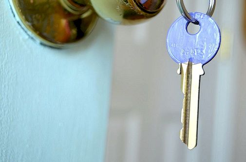 Nail Polish-Dipped House Keys: Jednostavno DIY