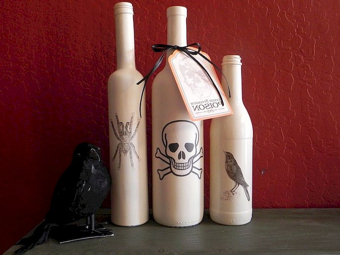 Enkla Halloween hantverk du kan göra med flaskor