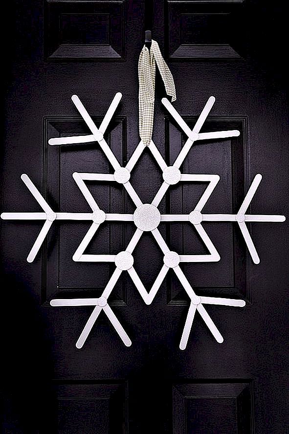 Snowflake kransar med vilken till Välkommen vinter till huset
