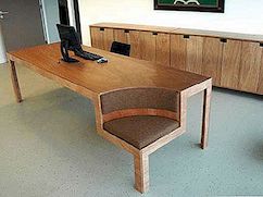 Ett skrivbord med inbyggd stol