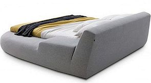 Gultas veļa, gudra asimetriska gulta no Paolas Navones