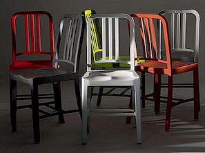 椅子由可回收的可口可乐瓶制成：111 Emicco的海军椅