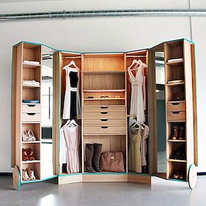 Slim ontworpen walk-in-closet met praktische toepasbaarheid en stijl