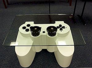 Kavos staliukas įkvėptas "PlayStation" valdiklio