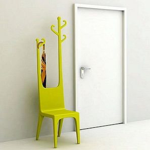 Combineer een kleerhanger met een stoel: praktisch of niet?