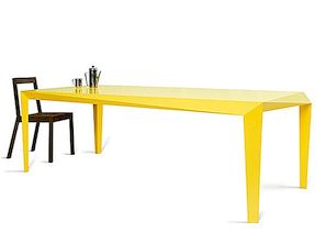 Strzał energetyczny: Dynamiczny i minimalny żółty stół autorstwa Reiniera de Jong