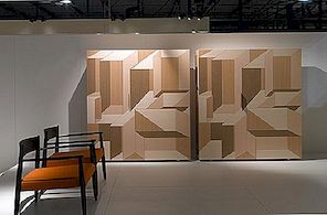 Kolekce nábytku Inlay zobrazující intruzující geometrické vzory