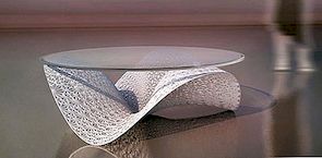 Inspirován jemnou lehkostí textilií: Wave Coffee Table