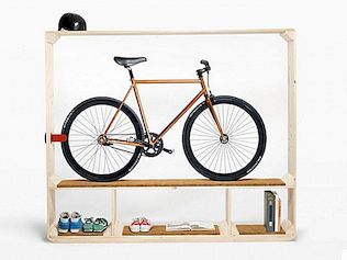 极简主义的搁架单元创造性地将自行车放在显示器上
