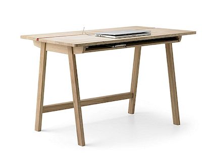 Minimalistický masivní dubový stůl s dostatečným množstvím úložného prostoru od firmy Samuel Accoceberry