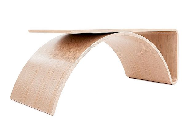 Minimalistiskt bord med en twist: Kaari-bordet av Juhani Horelli
