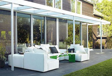 Mobilia moderna del patio che porta l'interno all'esterno