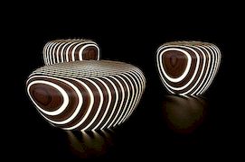 现代木家具在黑暗中发光，米兰2010