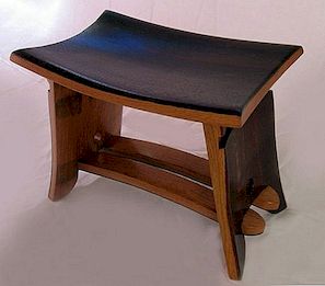 法国葡萄酒桶的橡木桶变成了原始的椅子