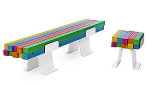 Πρωτότυπη και πολύχρωμη προσέγγιση στο Classic Bench: "Πυλώνας"