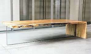 Originální pohled na malý javorový stůl se skleněnou nohou od Johna Houshmanda