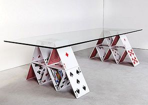 Spelen met Design: House of Card Table door Mauricio Arruda