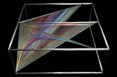 Hra s vnímáním: Prism Table od Maurie Novak