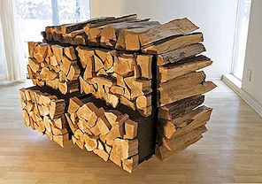 Rustieke ladekast die op een stapel brandhout lijkt
