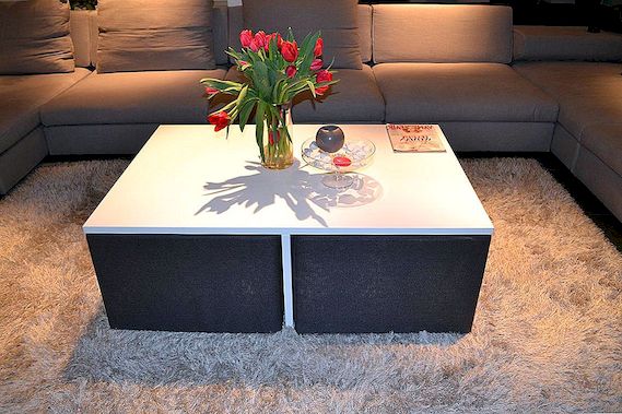 Enkelt, ändå smartt soffborddesign med integrerade stolar