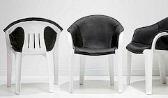 Μεταμορφώνοντας την Λευκή Πλαστική Καρέκλα