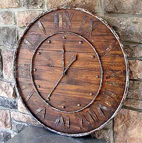 Klasické dřevěné a kovové hodiny