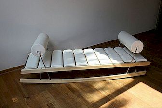 Moderna vrtljiva postelja s prilagodljivim dizajnom