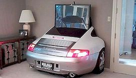 En TV-stativ tillverkad av en Porsche