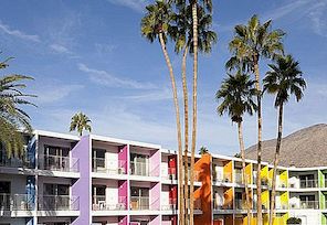 Barevný hotel Saguaro v Palm Springs