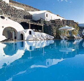 Perivolas Oia Santorini erbjuder dig de ultimata lyxiga funktionerna för en perfekt semester