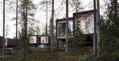 Khách sạn Arctic Treehouse chào đón du khách trong các đơn vị gỗ được đóng khung bởi cây cối
