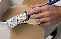 Kaip dažyti senus medinius baldus