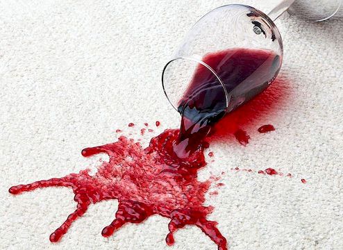 Jak odstranit červené víno skvrny z koberce