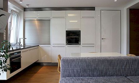 Minimalistinės tendencijos - baltos virtuvės spintelės elegantiškam ir paprastam išvaizdžiui