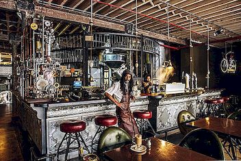 Ένα κατάστημα του Κέιπ Τάουν προωθεί τον εξαιρετικό καφέ μέσω ενός σχεδιασμού Steampunk
